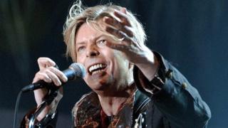 'First' David Bowie Starman demo up for auction - BBC News