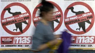 Carteles en una calle de una ciudad argentina contrarios a las negociaciones con el FMI.
