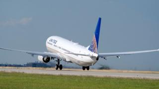 Avión de United despegando