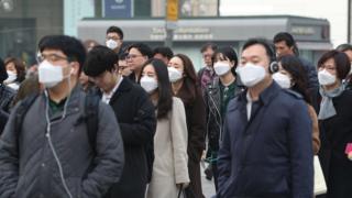 (캡션) 미세먼지 쓴 시민들