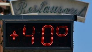 Una foto tomada el 7 de agosto de 2018, con una pantalla electrónica en la entrada de un restaurante que muestra 40 grados centígrados en la ciudad francesa Entraygues-sur-Truyère, durante una ola de calor en curso en Europa.