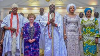 Ooni Ife, aṣoju ijọba ilẹ Gẹẹsi pẹlu Olori rẹ, Yeyelua Naomi Ogunwusi
