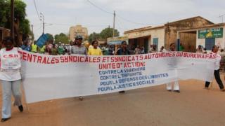 Des membres de la société civile en pleine marche .
