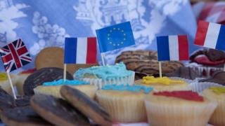 أعلام فرنسا والمملكة المتحدة والاتحاد الأوروبي على قطع من الكعك