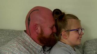 Gareth Hickenbottom-Marriott, con el tatuaje, y su hija Briar.