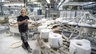 Homem em fábrica na Alemanha