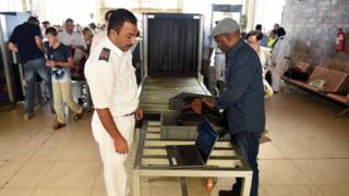 Офицер службы безопасности аэропорта Египта проверяет багаж пассажира в Шарм-эш-Шейхе. Фото: 6 ноября 2015 г.