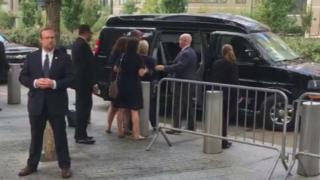 Bi Clinton akisaidiwa kuingia katika gari
