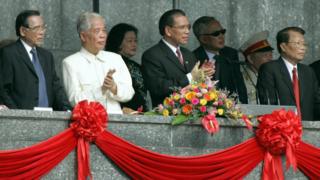 Nguyên TBT Đỗ Mười xem duyệt binh tại Quảng trường Ba Đình ngày 2/9/2005