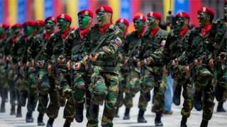 Армия Венесуэлада керектелүүчү товарлардын бөлүштүрүү системасын көзөмөлдөйт, бирок анын ролу муну менен эле чектелбейт.