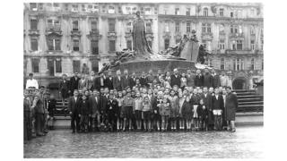 La foto de los sobrevivientes, tomada en 1945 en Praga.
