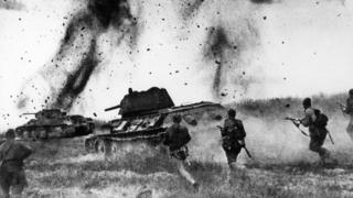 Tropas soviéticas enfrentando as alemãs no Cáucaso, em 1943