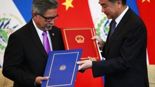 中国外长王毅与萨尔瓦多外长卡洛斯·卡斯塔内达在北京举行的建立联合公报仪式上交换文件。
