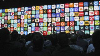 Los íconos de las aplicaciones se muestran durante la Conferencia Mundial de Desarrolladores de Apple 2019 el 3 de junio de 2019, en San José, California