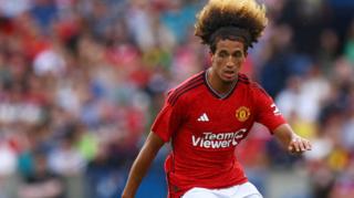 Hannibal Mejbri in action for Manchester United