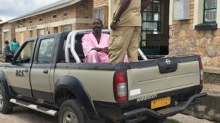 Dogiteri Theoneste Niyitegeka mu mwambaro wa gereza, ari imbere y'urukiko