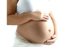 Barriga de una mujer embarazada.