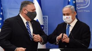 وزير الخارجية الأمريكي مايك بومبيو (يسار) مع رئيس الوزراء الاسرائيلي بنيامين نتنياهو (يمين)