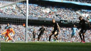 Les joueurs de Manchester City dans la défense adverse