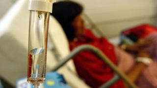 Mujer en quimioterapia.