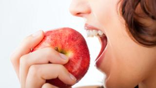 Mujer comiendo una manzana