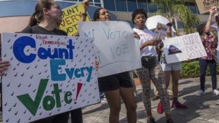 Толпа протестует, чтобы потребовать пересчета голосов в Майами, Флорида