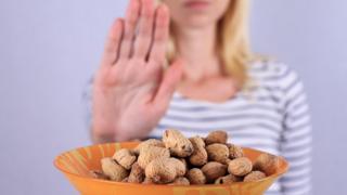 Mujer frente a un plato de maní