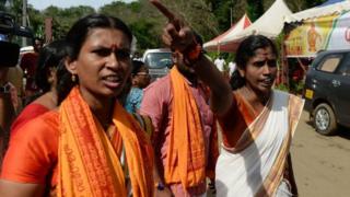 சபரிமலை செல்லும் பெண்களை திருப்பி அனுப்பும் போராட்டக்காரர்களில் பெண்களும் அடக்கம்