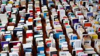 Pilas de libros.