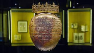 A picture shows the solid gold casket which contained the heart of the French queen Anne of Brittany, exposed by the castle of Blois, central France, as part of the commemoration of the 500th anniversary of her death, on 21 March 2014.