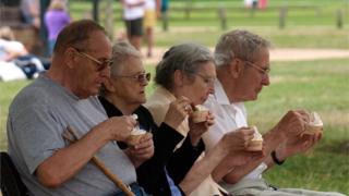 Пенсионеры едят мороженое