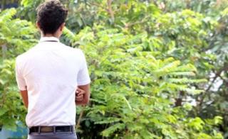 นักเรียนชายวัย 16 ปีกล่าวว่า การกอดเป็นการแสดงความยินดีโดยไม่มีเรื่องอื่นแอบแฝง