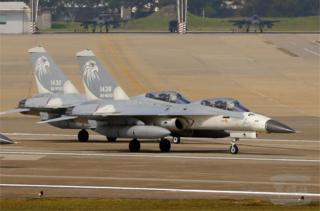 台湾空军两架F-16战机在台湾东部花莲空军基地训练(2018年6月资料照片)