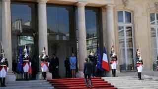 Жена Макрона на входе в Елисейский дворец