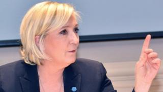 Marine Le Pen ayaa rabta in Midawga Yurub uu xayiraadda ka qaado Ruushka