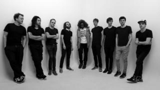 Afro Cluster ymhlith y bandiau o Gymru fydd yn perfformio yn Glastonbury