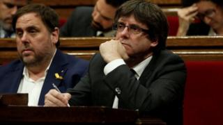 Carles Puigdemont dhanka (midig)
