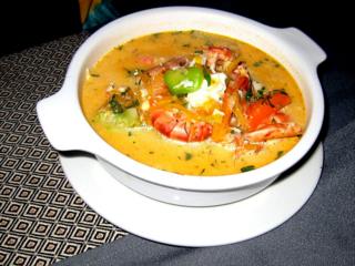 Un plato hecho con camarones y papa.