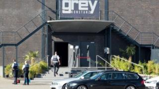 Abapolisi bahagaze ku muryango w'akabyiniro "Grey" i Konstanz, mu BUdage. Aho umugabo w'imyaka 34 yarasiye abantu benshi.
