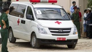Gia đình anh Đê đưa thi thể về nhà bằng băng ca và không dùng xe cứu thương do cơ quan chức năng tỉnh Ninh Thuận thu xếp (hình minh họa)