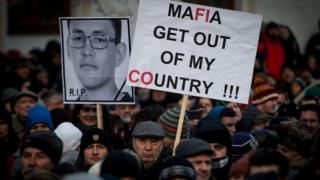 Slovaklar, Jan Kuciak cinayetini 'Mafya ülkemden defol' yazılı pankartlarla protesto etti.