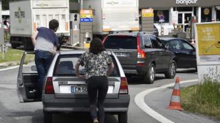 Люди толкают машину в Верн-сюр-Сейш в Ренне