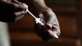 Di villagers talk say dem dey hardly see Yadav change needles wen e dey treat dem.