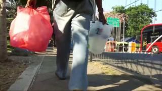A cidade onde passageiros trocam lixo plástico pela passagem de ônibus