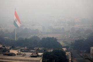 Здания видны окутанные смогом в Нью-Дели, Индия, 8 ноября 2018 года.