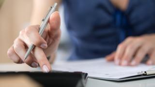 Primeiro passo é economizar pelo menos 10% do seu salário, dizem especialistas