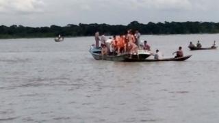 বরিশালে সন্ধ্যা নদীতে ছোট একটি লঞ্চ ডুবির পর নিখোঁজদের সন্ধান চলছে।