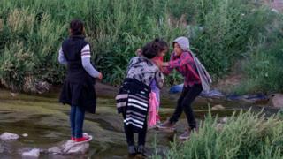 MEXICO-US-BORDER-CROSSING-MIGRANTS Immigrants cross the Rio Grande between Ciudad Juarez, Mexico and El Paso, Texas, on April 29, 2019.