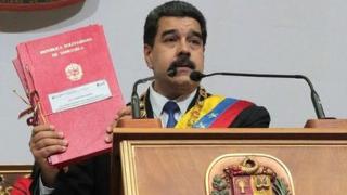Maduro muestra las ocho carpetas rojas con las ocho leyes.