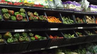 Puesto de vegetales en un supermercado